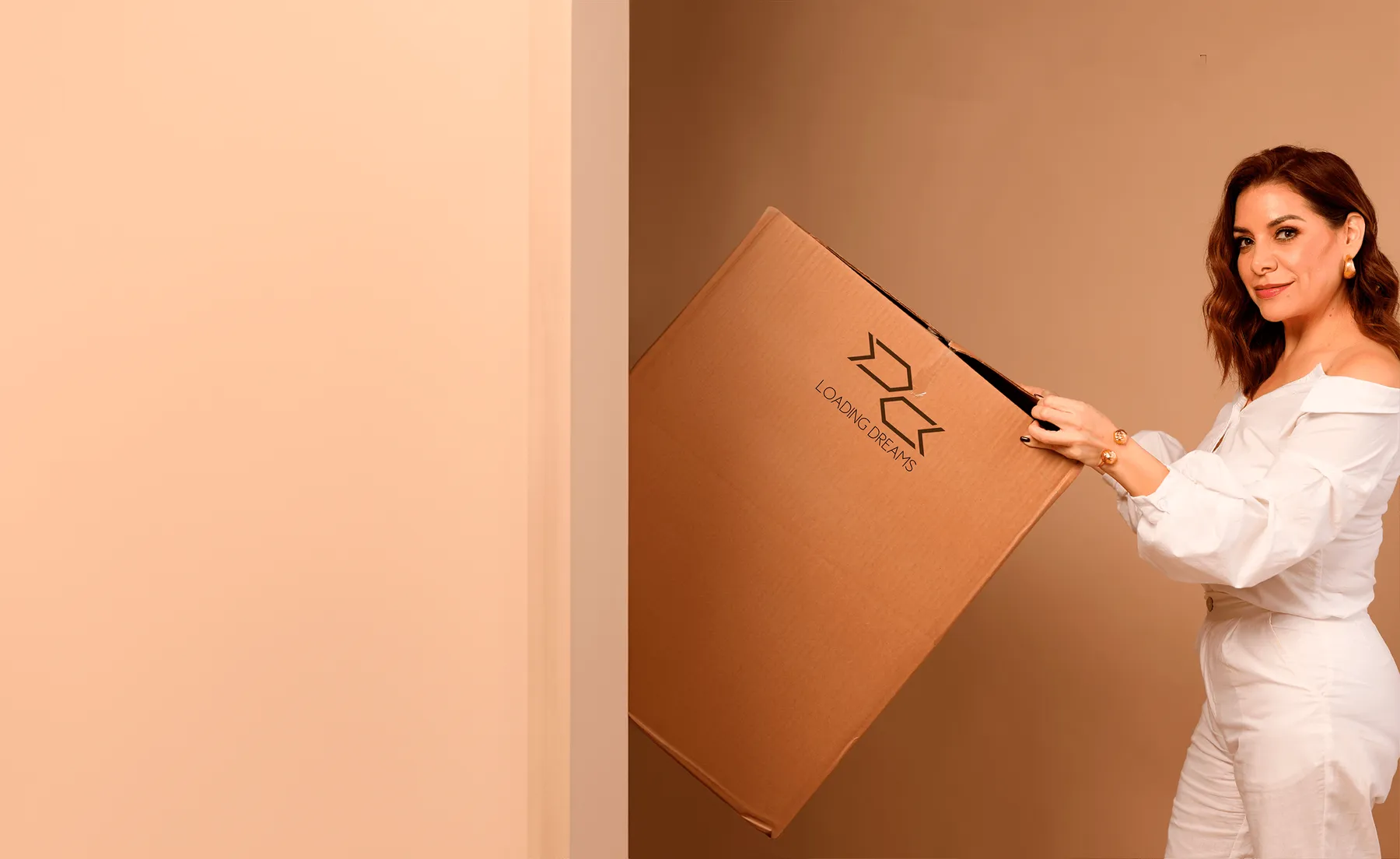 Maria Orellana presenting a Miami Moving branded moving box